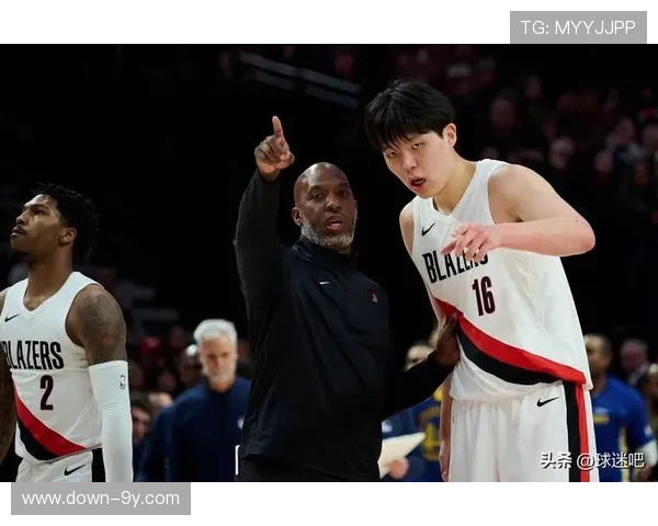 杨瀚森亮相湖人对开拓者比赛 引发观众热议