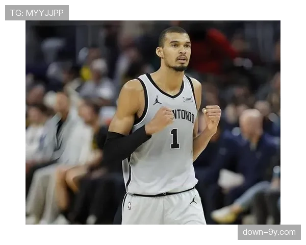 马刺110-107逆转猛龙豪取10连胜，文班亚马12+8+5帽筑防守长城